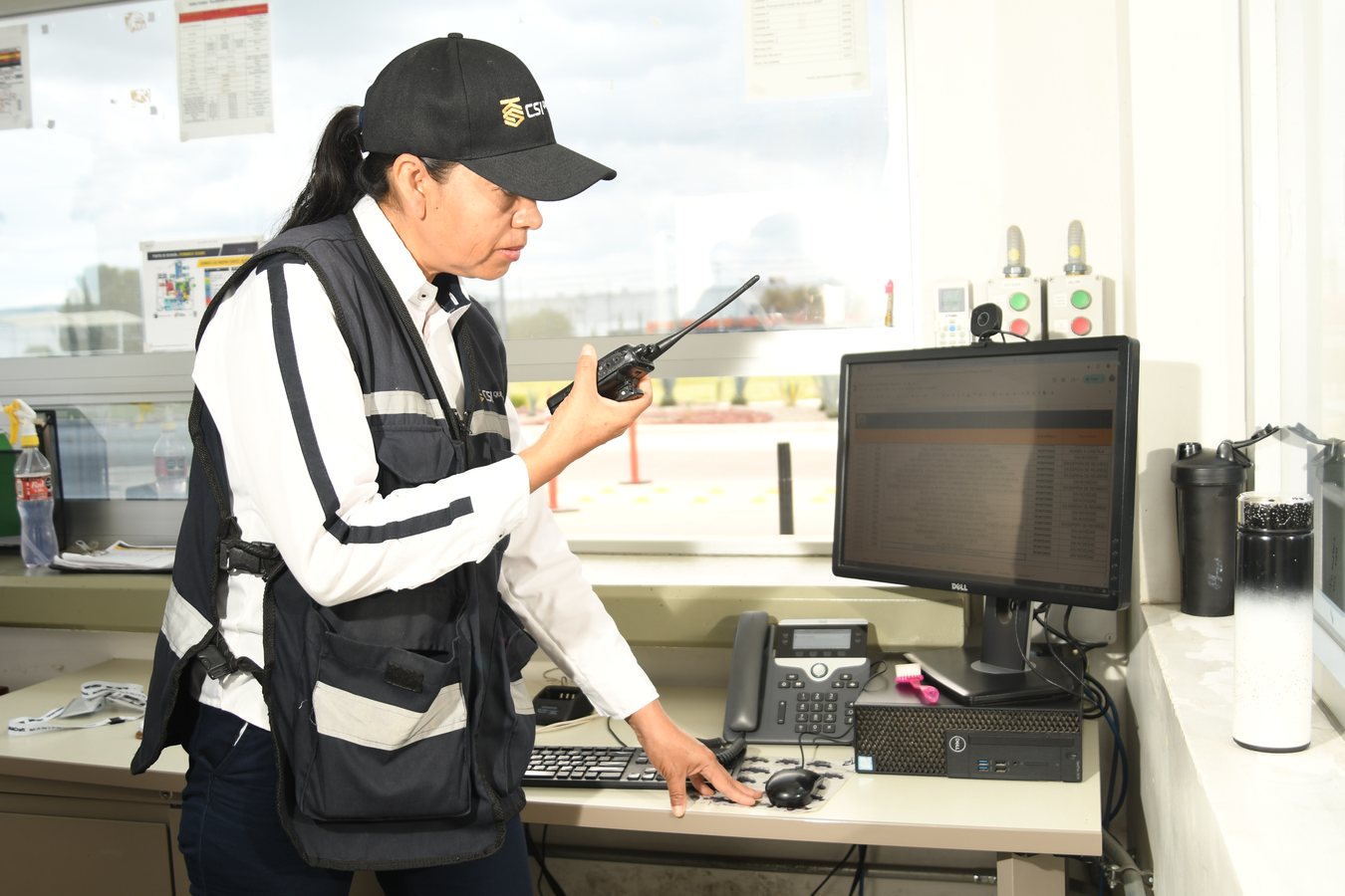Guardia CSI Querétaro en sistema de control de acceso con computadora